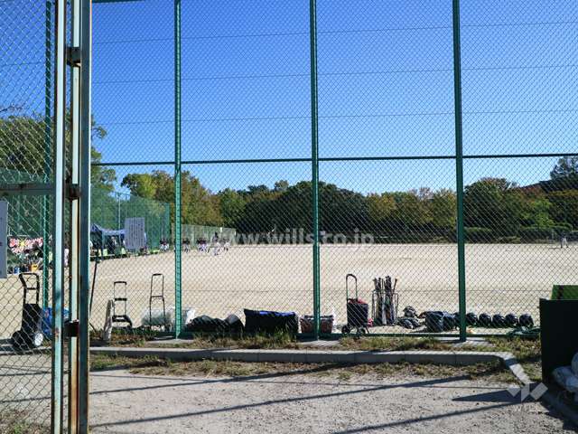 敷地に隣接する茶屋ヶ坂公園野球場