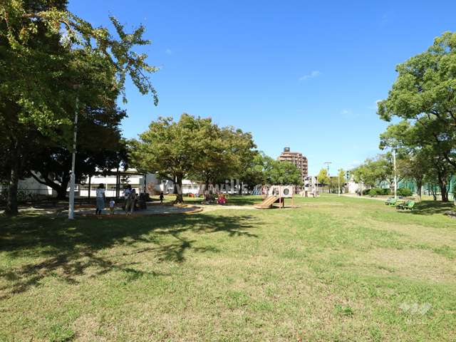 敷地に隣接する茶屋ヶ坂公園野球場