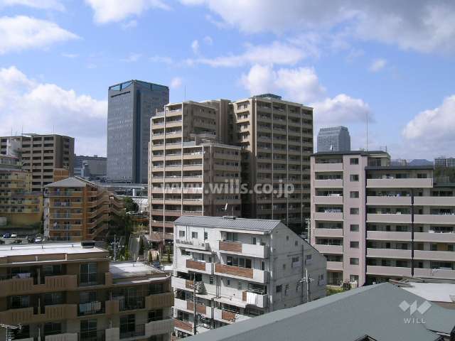 周辺はマンションが多く立ち並ぶ住宅地です。