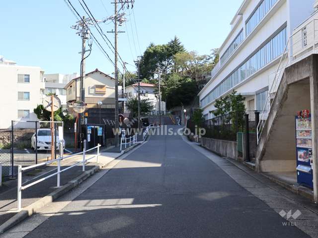 敷地南西側の前面道路（北西側から）