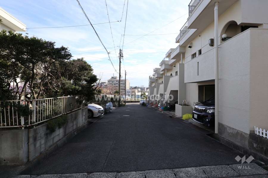 敷地北東側の前面道路（北西側から）