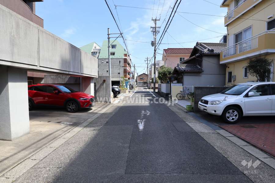 敷地北側の前面道路（東側から）