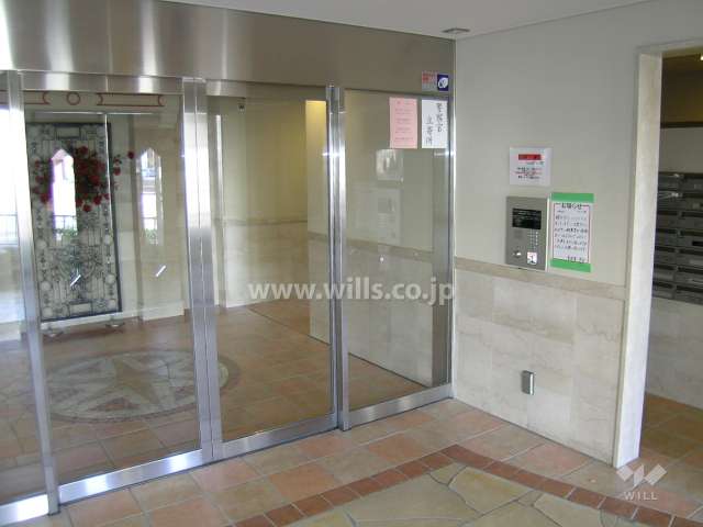 エントランスはオートロック付きです。