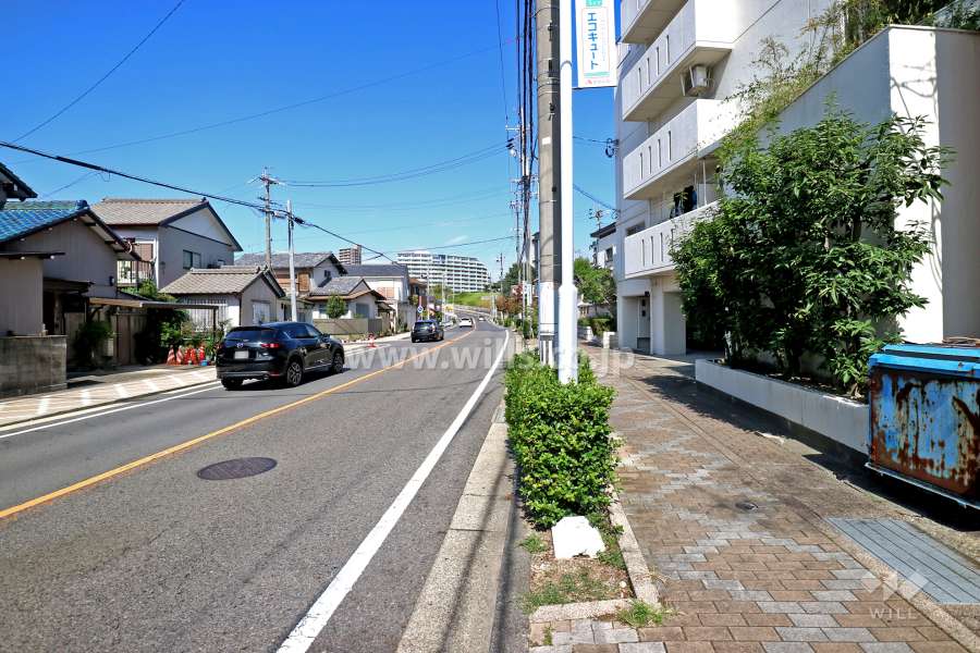 敷地西側の前面道路