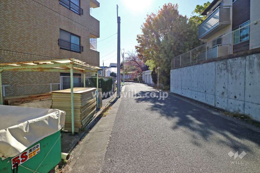 敷地西側の前面道路
