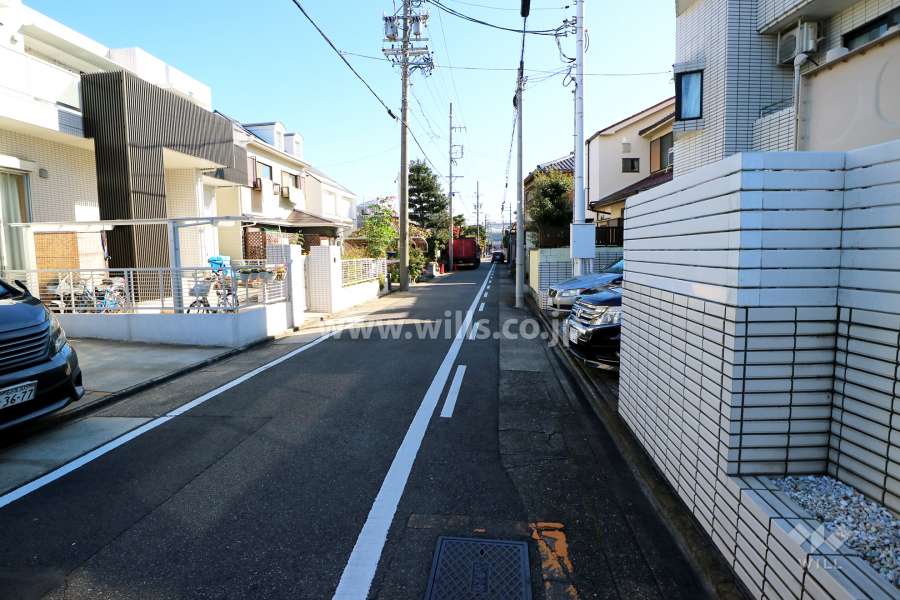 敷地北側の前面道路