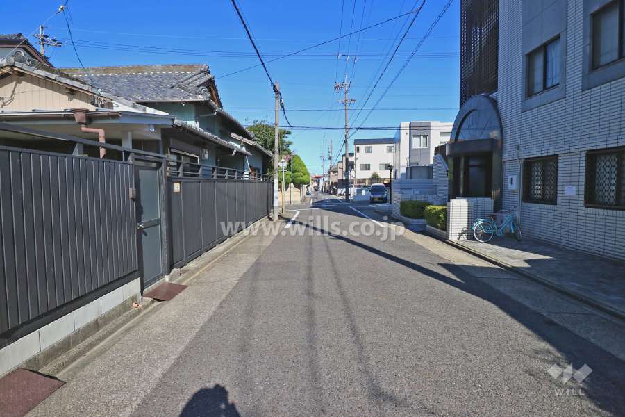 敷地西側の前面道路