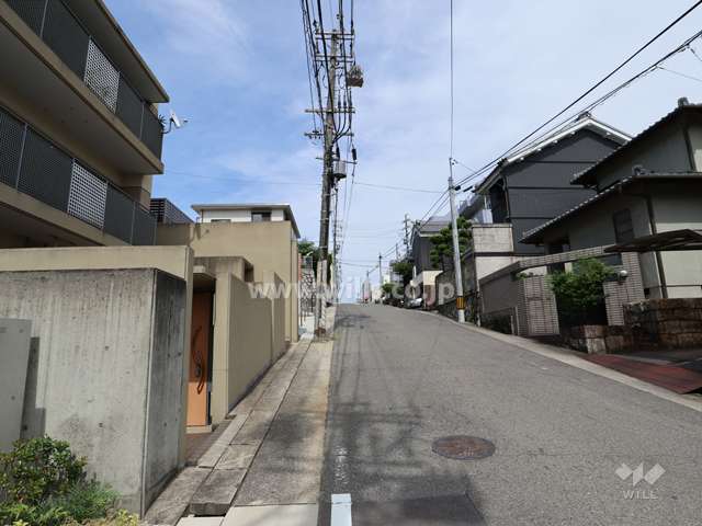 敷地南側の前面道路（西側から）
