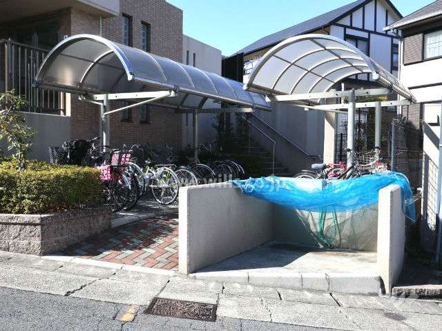 ゴミ捨て場・駐輪場