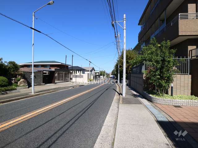 敷地西側の前面道路（南側から）