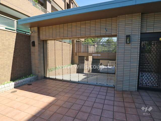駐車場出入り口（リングシャッター付き）