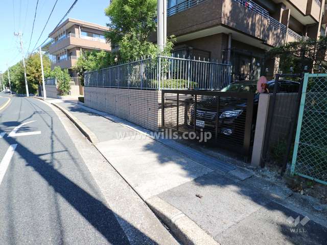 敷地内西側の駐車場（屋外平面式）の出入り口