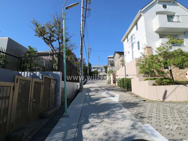 敷地の東側前面道路（南側から）