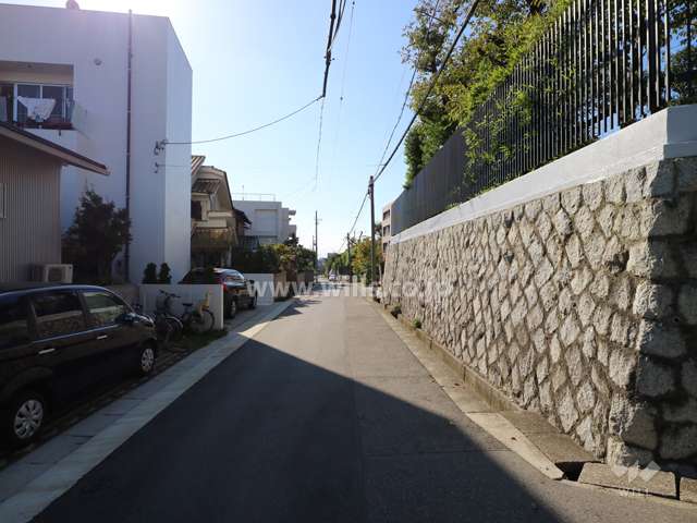 敷地の南側前面道路（東側から）