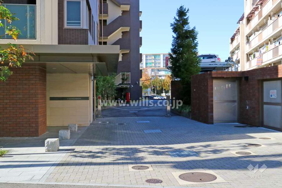 駐車場出入り口（ロボットゲート付き）
