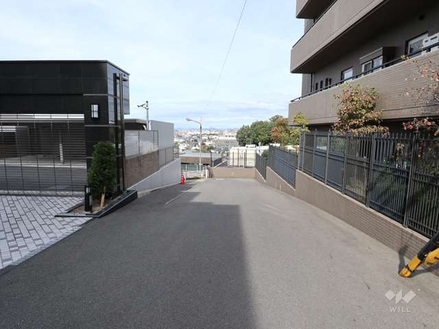 敷地東側の前面道路(南側から)