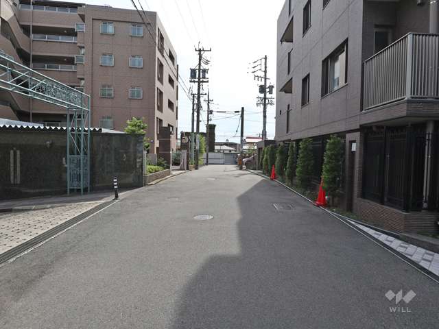 敷地東側の前面道路(北側から)