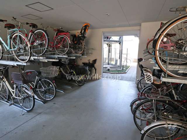 屋内に設けられた駐輪場