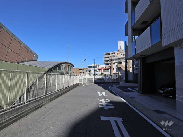 敷地西側の前面道路(南側から)