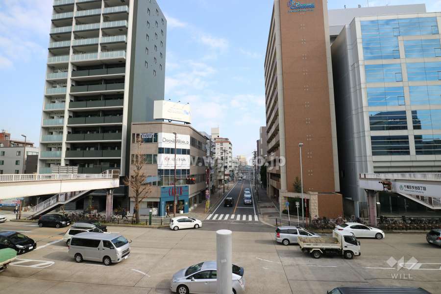 敷地南側の前面道路。マンションは大きな交差点に位置しています。