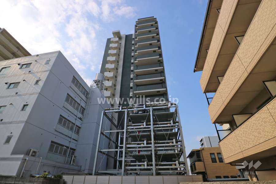 プレサンスジェネ千種内山２の外観（東側から）