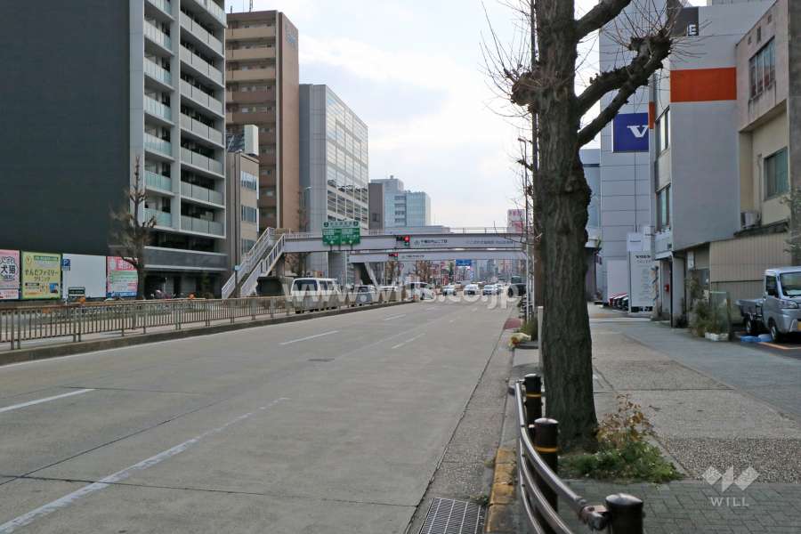 敷地西側の前面道路。３車線のバス通りです。