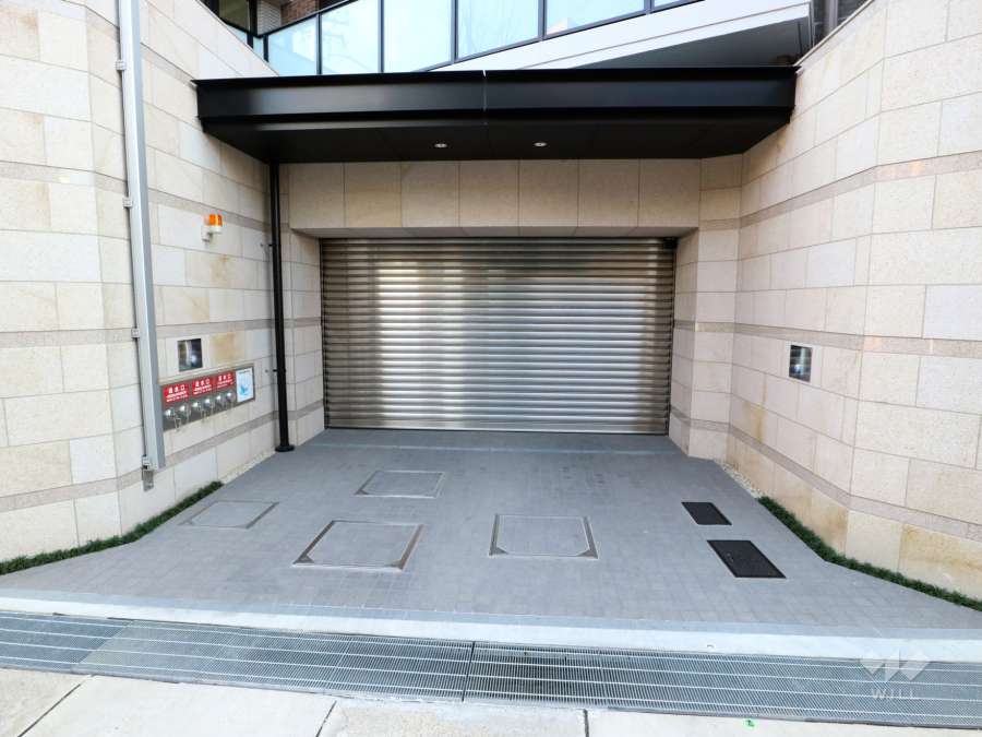 駐車場出入口（シャッター付き）