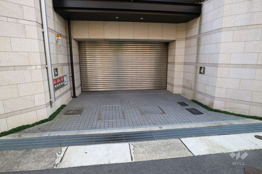 駐車場出入口（シャッターゲート付き）