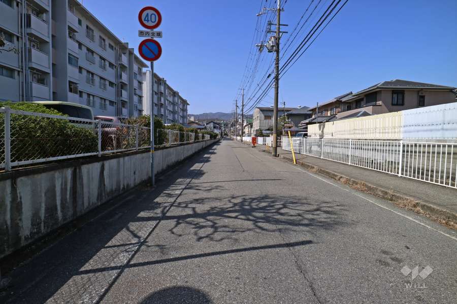 敷地北側の前面道路（東側から）