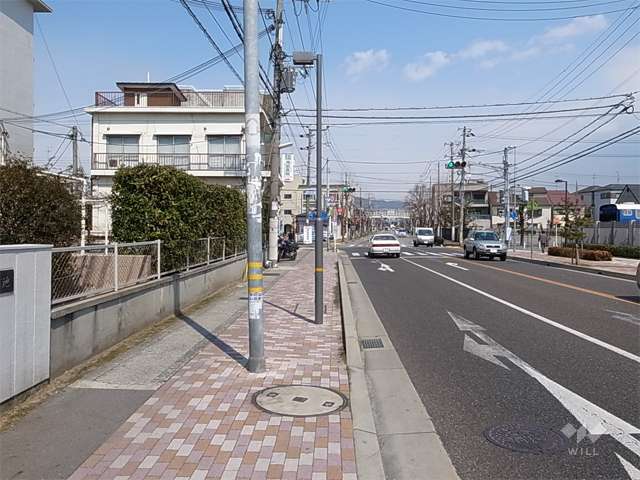 敷地の東側が中津浜線に面しています。