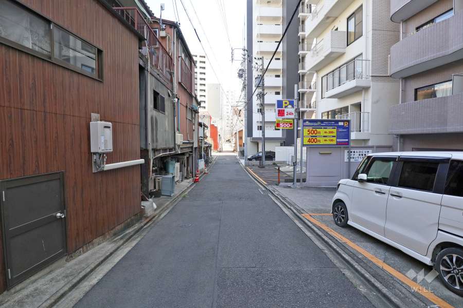 敷地北側の前面道路（西側から）