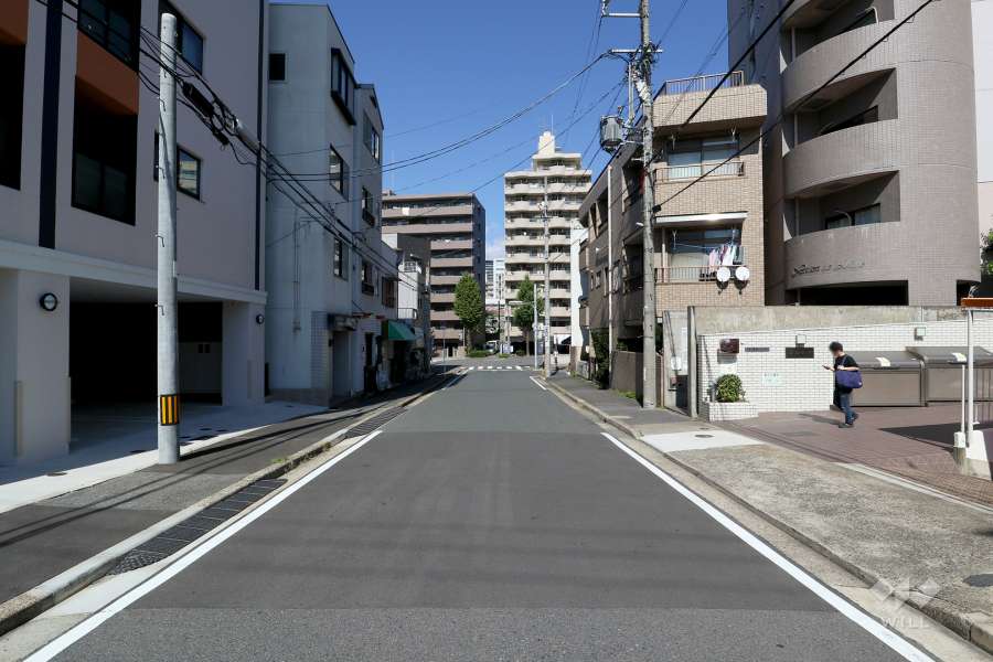 敷地西側の前面道路（北側から）