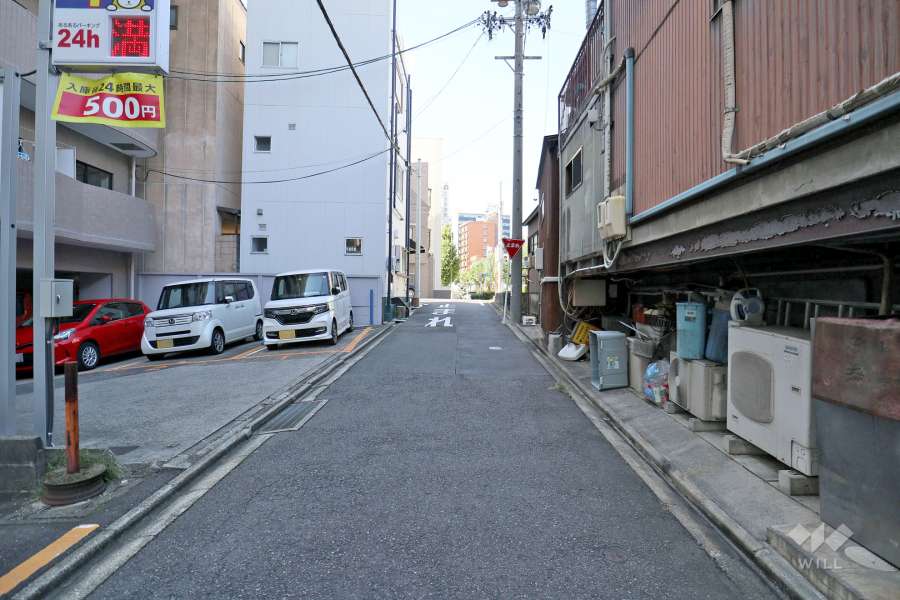 敷地北側の前面道路（東側から）