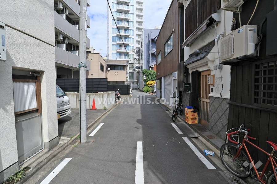 敷地東側の前面道路（南側から）