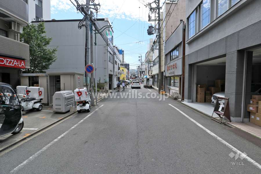 敷地西側の前面道路（北側から）