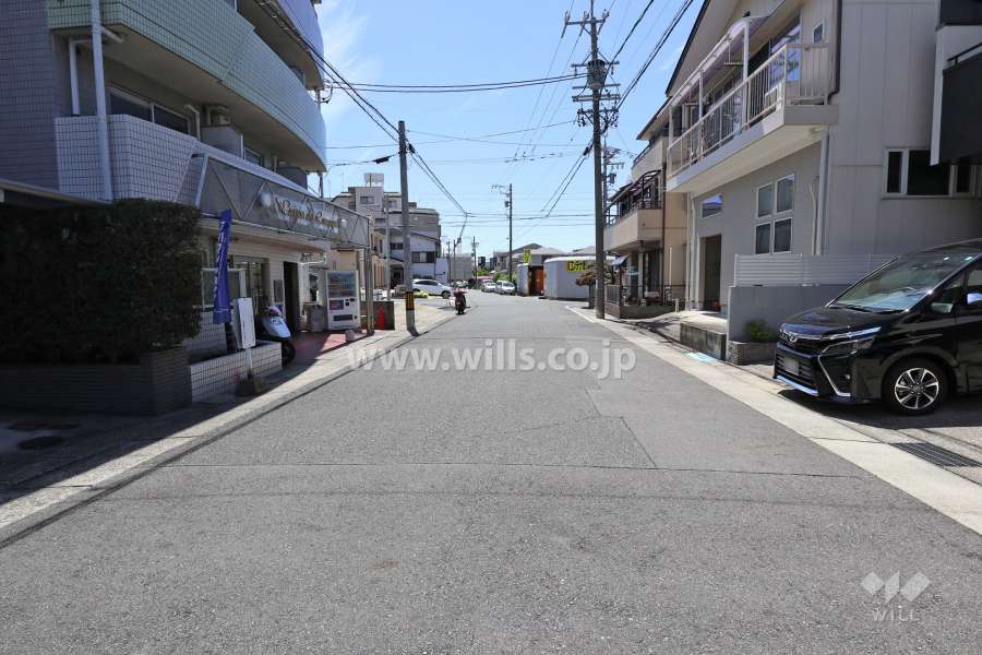 敷地北側の前面道路（東側から）