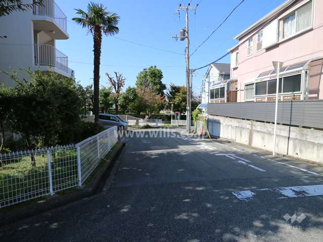 Ｄ棟北側道路(東側から)