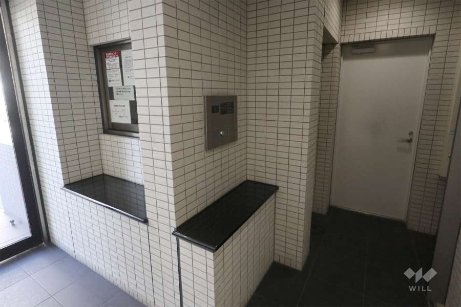 エントランスはオートロック付きです。