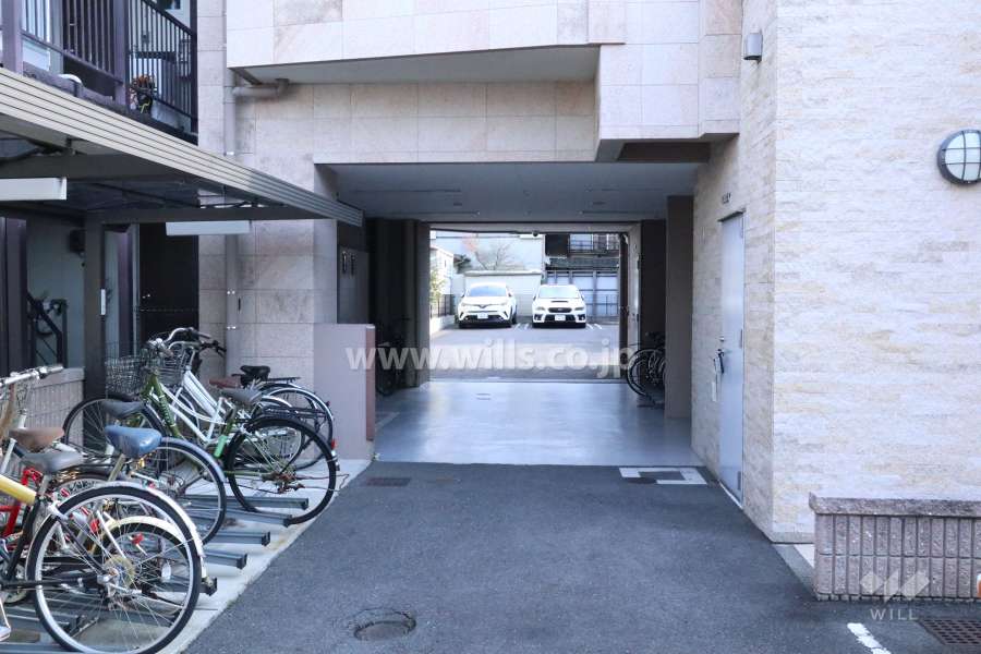 駐車場出入り口