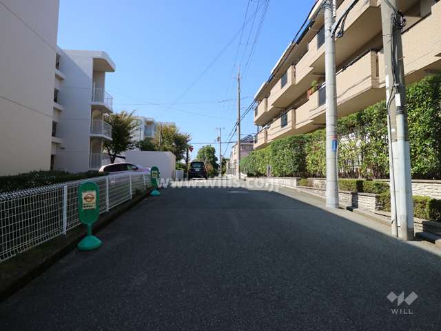Ｅ棟北側道路(東側から)