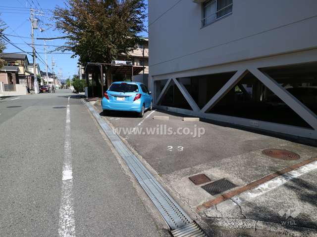Ｅ棟西側にある敷地内駐車場