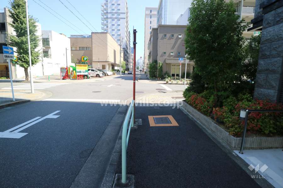 敷地の北側前面道路（西側から）