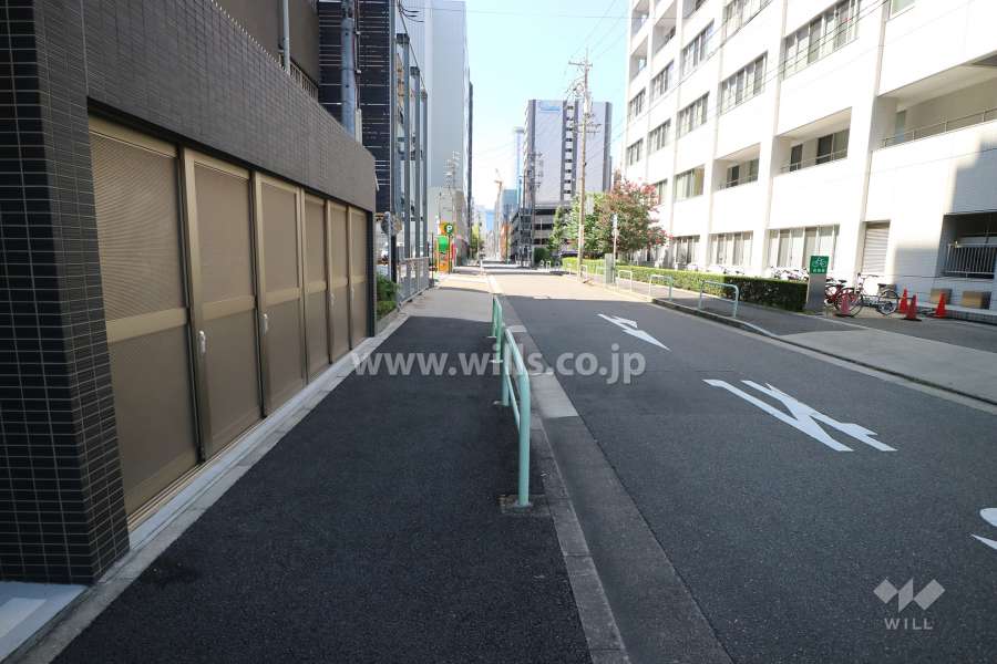敷地の北側前面道路（東側から）