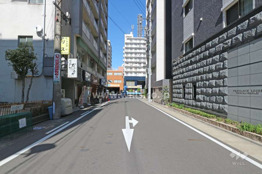 敷地南側の前面道路（東側から）