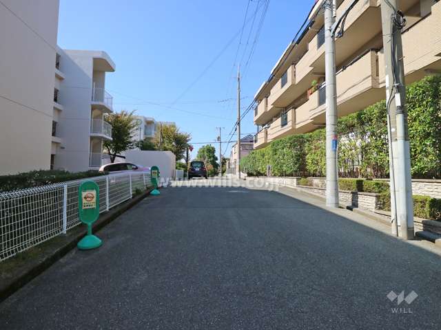 Ｆ棟北側道路(東側から)