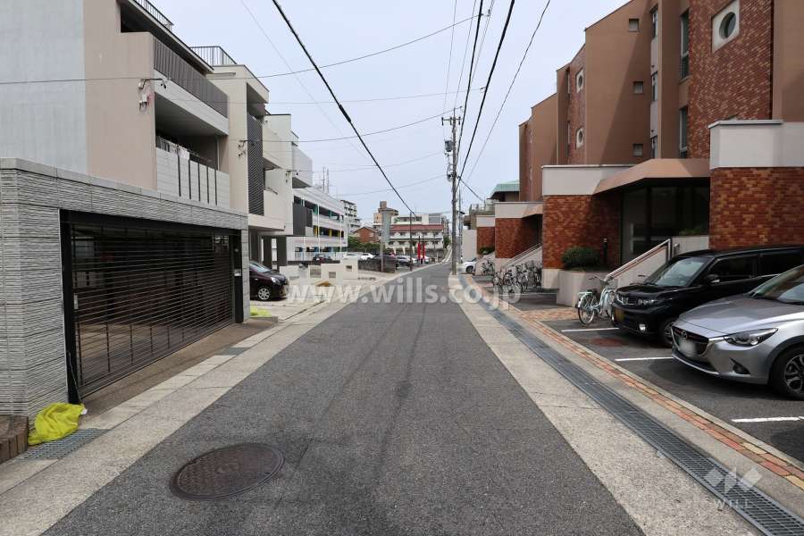 敷地北側の前面道路（西側から）