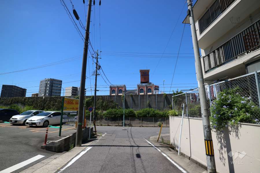 敷地の南側前面道路（東側から）
