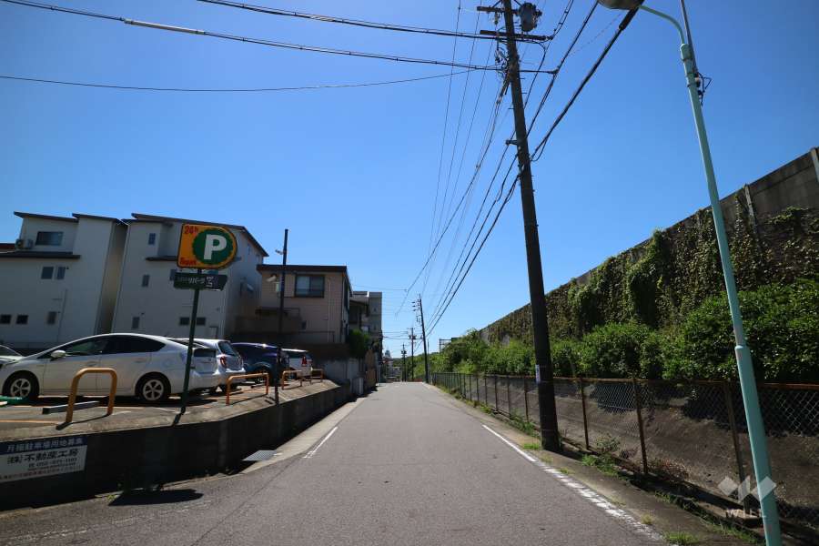 敷地の南西側前面道路（北西側から）