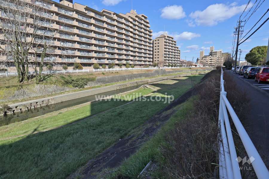 敷地北側を香流川が流れています。