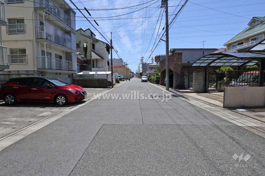 敷地北西側の前面道路（北東側から）